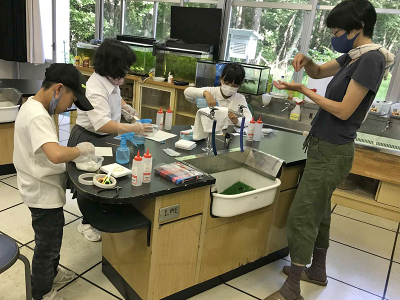 写真｜入浴剤を作成する生徒