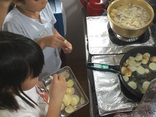 写真：自分で収穫した野菜で調理する子どもたち